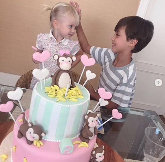 Filhos da Eliana em momento carinhoso. (Foto: Reprodução)