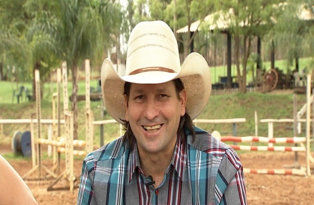 O famoso narrador de rodeios Asa Branca foi internado por causa de um câncer (Reprodução)