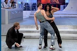 Momento em que Gretchen dançava ao lado de Van Damme e Gugu assistia tudo (Foto: Reprodução)