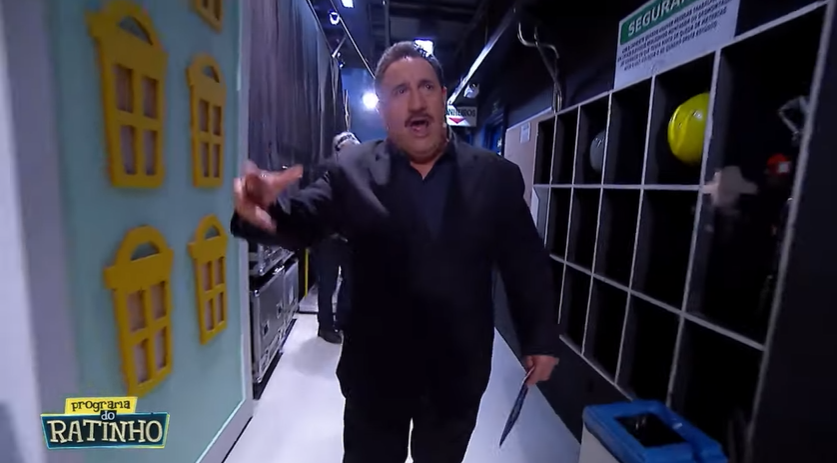 Ratinho invadiu os bastidores do seu programa no SBT para dar bronca ao vivo. (Foto: Reprodução)