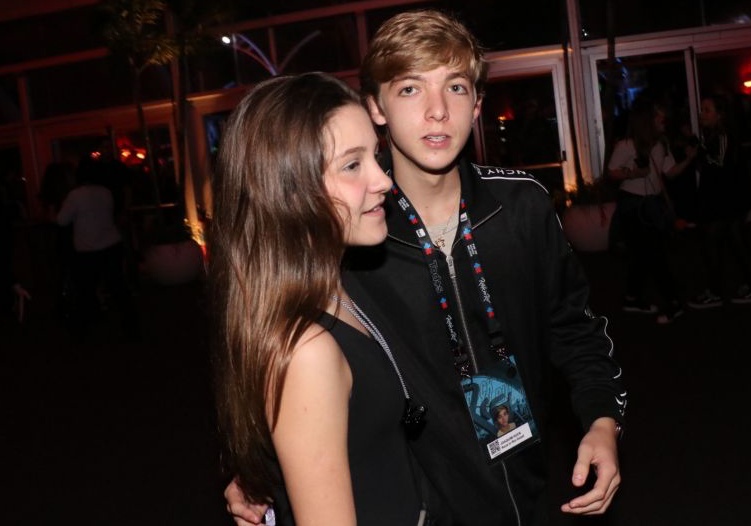 Joaquim, filho mais velho de Luciano Huck, e a namoradinha durante o Rock in Rio. Foto: Reprodução