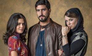 Jamil (Renato Góes), Laila (Julia Dalavia) e Dalila (Alice Wegmann) em Órfãos da Terra (Foto: Globo/Paulo Belote)