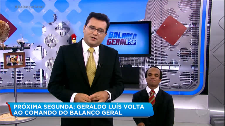 Geraldo Luís e o anão Marquinhos no cenário do Balanço Geral (Foto: Reprodução)