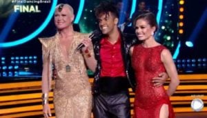 Xuxa com D'Black e sua dançarina, os vencedores da 5ª temporada do Dancing Brasil; pior audiência do reality (Foto: Reprodução/Record)