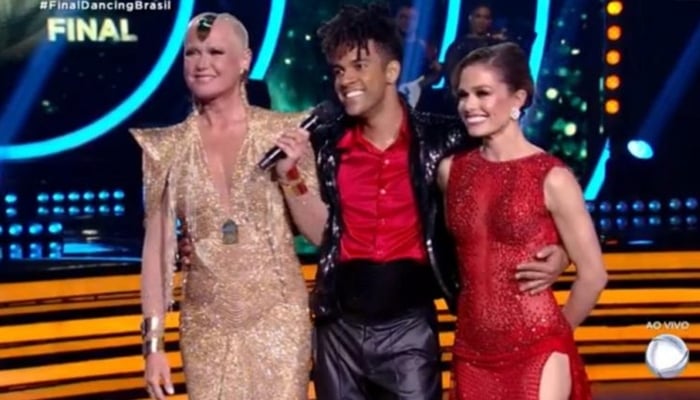 Xuxa com D'Black e sua dançarina, os vencedores da 5ª temporada do Dancing Brasil; pior audiência do reality (Foto: Reprodução/Record)