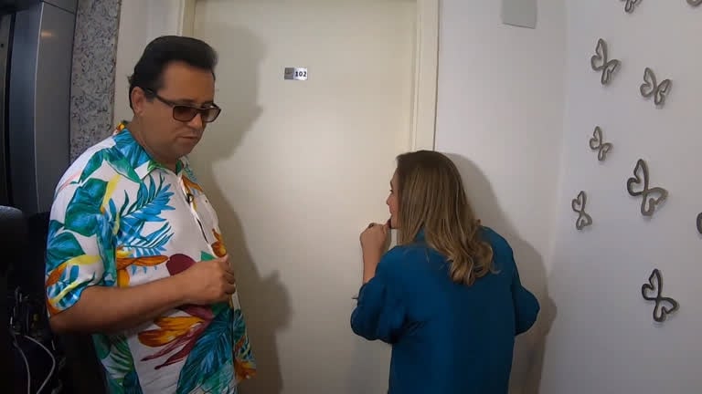 Geraldo Luís e Sonia Abrão invadem casa de Rafael Ilha
