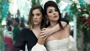 Alice Wegmann (Dalila) e Anaju Dorigon (Camila) em cena do penúltimo capítulo de Órfãos da Terra, que bateu recorde de audiência (Foto: Reprodução/Globo)