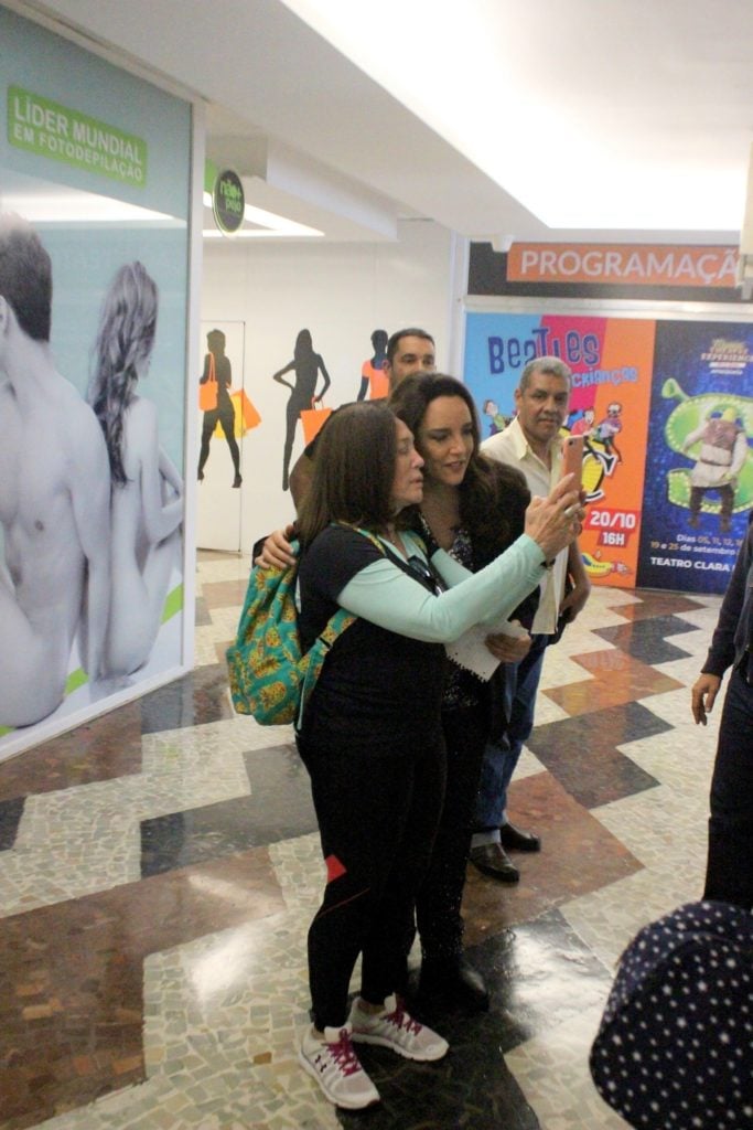 Susana Vieira foi flagrada com Ana Carolina entregando bilhetinho misterioso  (Foto Agnews)