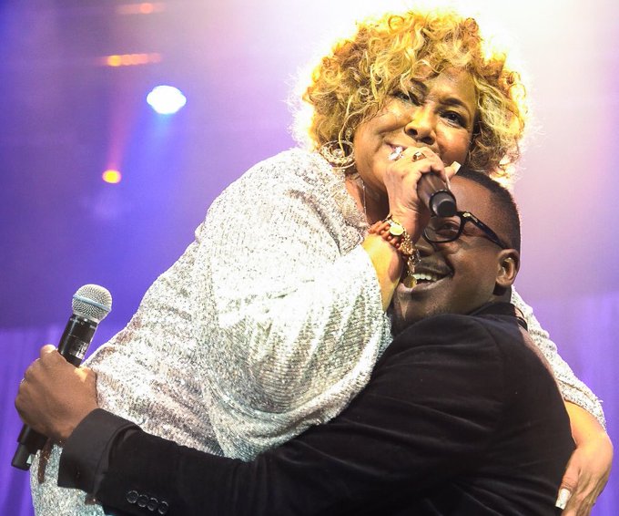 O cantor Mumuzinho brincou que segurou Alcione no colo ao participar de show da mesma no Rio de Janeiro neste fim de semana (Foto: Reprodução/ Twitter)