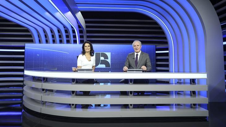 Celso Freitas e Adriana Araújo no comando do Jornal da Record (Foto: Divulgação)