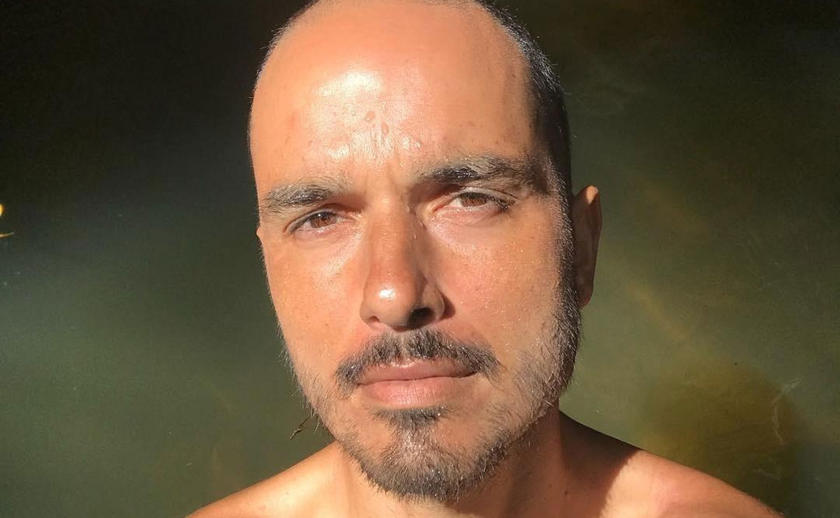 ator Leo Rosa resolveu ousar ao aparecer sem roupa nas redes sociais (Foto: Reprodução)