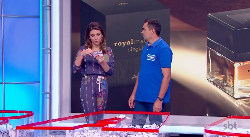 Rebeca Abravanel com o participante Antonio Mateus no "Roda a Roda Jequiti" (Foto: Reprodução/Twitter)