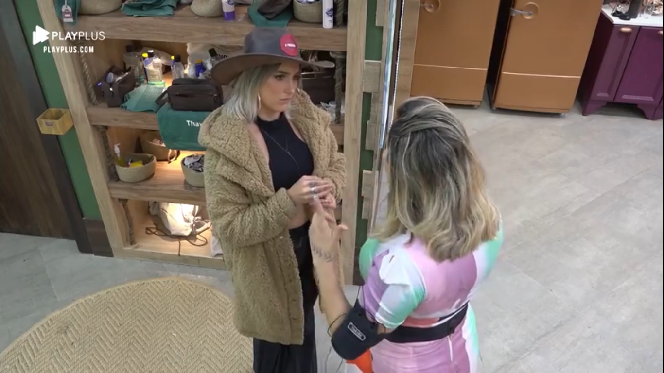 Thayse Teixeira e Tati Dias conversam em A Fazenda 11 - Reprodução: PlayPlus