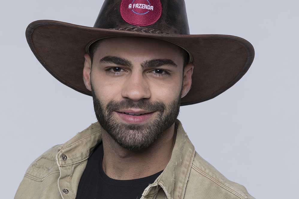 DJ Netto apareceu excitado em sunga no reality A Fazenda 11 (Foto: Divulgação/Record TV/Antonio Chahestian)