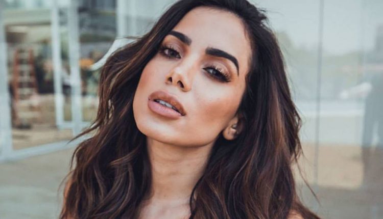 Anitta distribui doces as crianças na cidade Rio de Janeiro e ganha muitos elogios dos fãs. Cantora chama atenção no Rock in Rio (Foto: Reprodução)
