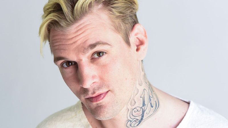 O cantor Aaron Carter revelou que foi abusado sexualmente por sua irmã mais velha (Foto: Reprodução)