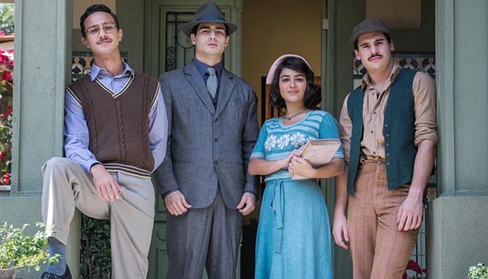 Danilo Mesquita (Carlos), Alfredo (Nicolas Prattes), Isabel (Giullia Buscacio) e Julinho (André Luiz Frambach) na segunda fase da novela Éramos Seis; confira o resumo (Foto: Raquel Cunha/Globo)