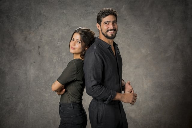 Julia Dalavia e Renato Góes em Órfãos da Terra (Foto: Globo/Victor Pollak)