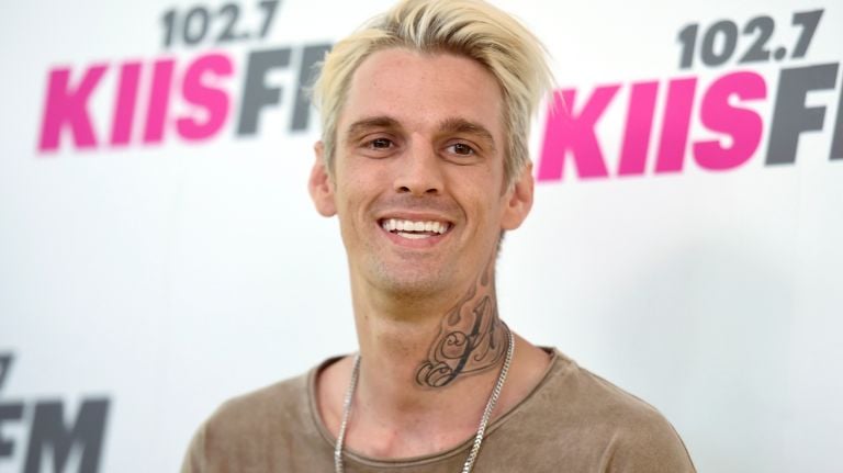 O cantor Aaron Carter revelou que foi abusado sexualmente por sua irmã mais velha (Foto: Reprodução)