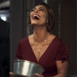 Maria da Paz (Juliana Paes) choca família tradicional falando de órgão genital masculino em A Dona do Pedaço (Reprodução: Rede Globo)