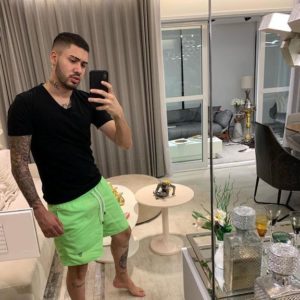O cantor Kevinho roubou a cena com registro avassalador e fãs destacaram 'volume' atrás de short (Foto: Reprodução ; Instagram)