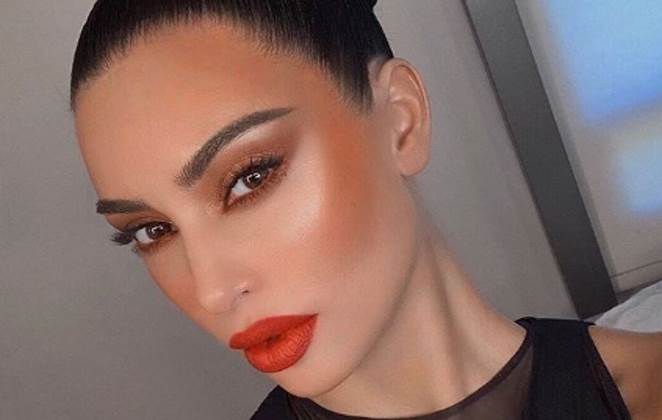 Mulher que a socialite Kim Kardashian liberou da cadeia chama ela de anjo de guerra (Foto: Reprodução)