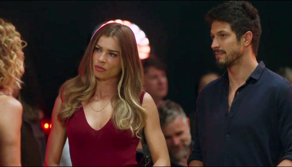 Marcos (Romulo Estrela) chega ao desfile e defende Paloma (Grazi Massafera) 
