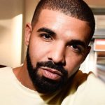 O cantor Drake foi detonado por Boninho, após proibir transmissão do seu show em canal da Globo (Foto: Reprodução)