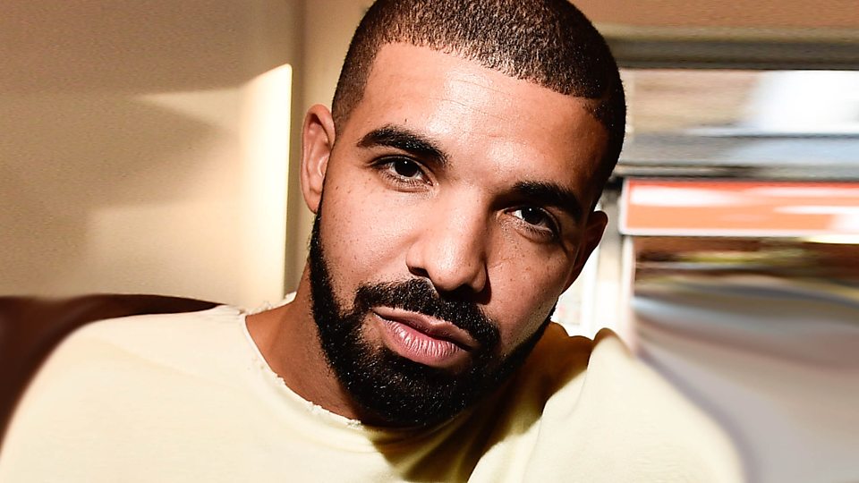 O cantor Drake foi detonado por Boninho, após proibir transmissão do seu show em canal da Globo (Foto: Reprodução)