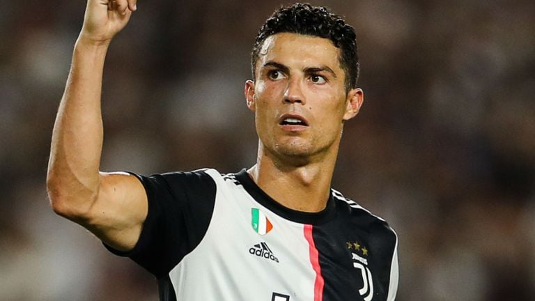 Cristiano Ronaldo vai aos prantos de choro durante entrevista ao falar sobre seu passado (Foto: Reprodução)