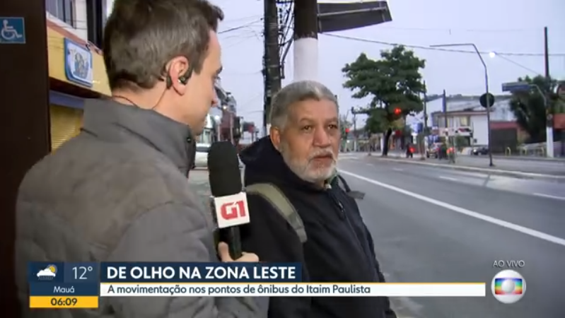 O repórter Tiago Scheuer foi surpreendido por homem que disse assistir o SBT durante entrevista no Bom Dia São Paulo (Foto: Reprodução/Globo)