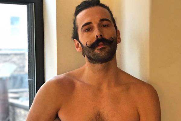 Jonathan Van Ness, apresenta programa na Netflix, disse ser portador do HIV (Reprodução)