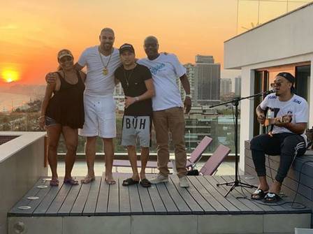 Adriano Imperador promoveu uma roda de pagode com a presença de amigos (Foto: Reprodução/ Instagram)