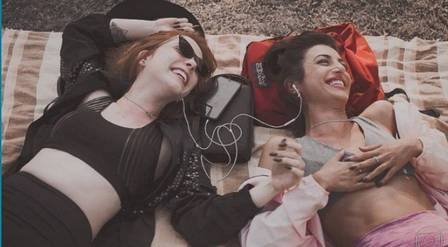 Bia Arantes e Anajú Dorigon em cena da novela das 19h da TV Globo Órfãos da Terra, que criou um relacionamento homoafetivo entre as duas mulheres que movimentou a reta final da trama (Foto: Reprodução/ Instagram)