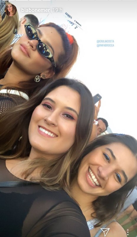 Giulia Costa e Beatriz Bonemer durante show (Foto: Reprodução/ Instagram)