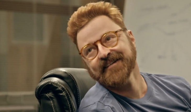 Emílio Orciollo Netto com o visual antes das mudanças na novela Topíssima, da Record TV, com óculos e barba e cabelos ruivos (Foto: Reprodução/ Record TV)