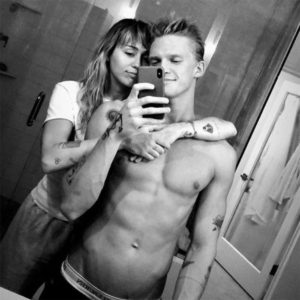 Miley Cyrus e Cody Simpson protagonizam vídeo sensual (Foto: Reprodução)