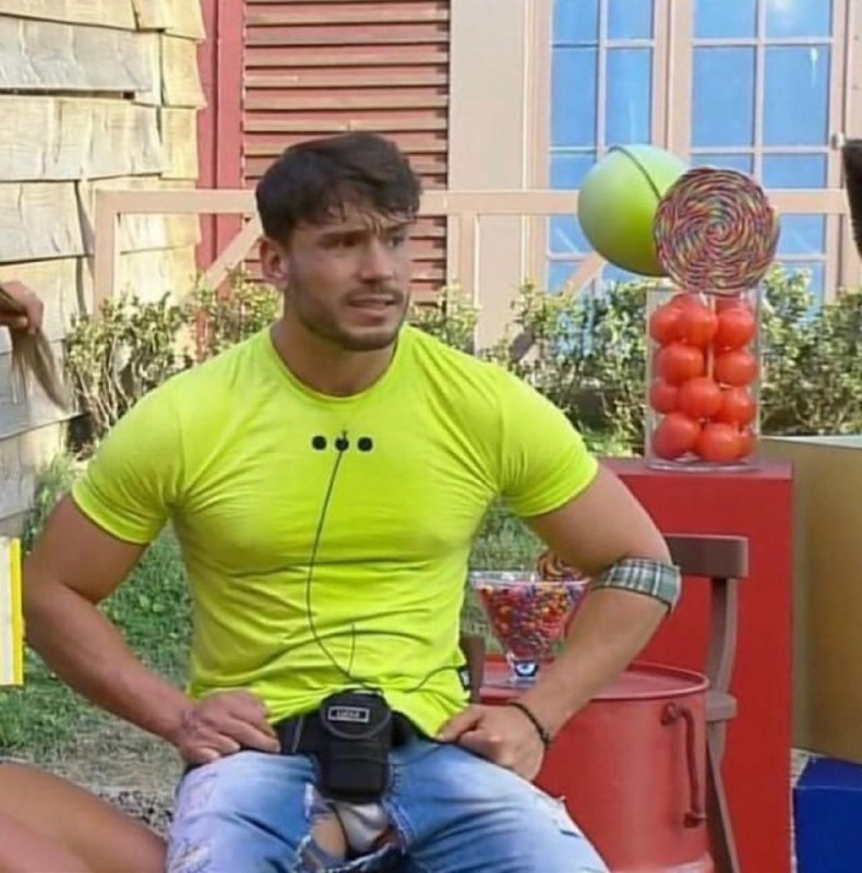 Lucas Viana já rasgou a calça e mostrou a parte íntima em A Fazenda (Reprodução: PlayPlus)