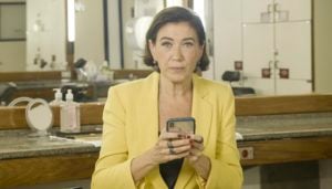Lilia Cabral, que teve reencontro com Joana Mocarzel, com quem contracenou em Páginas da Vida, novela das nove da Globo
(Foto: Divulgação/Globo)