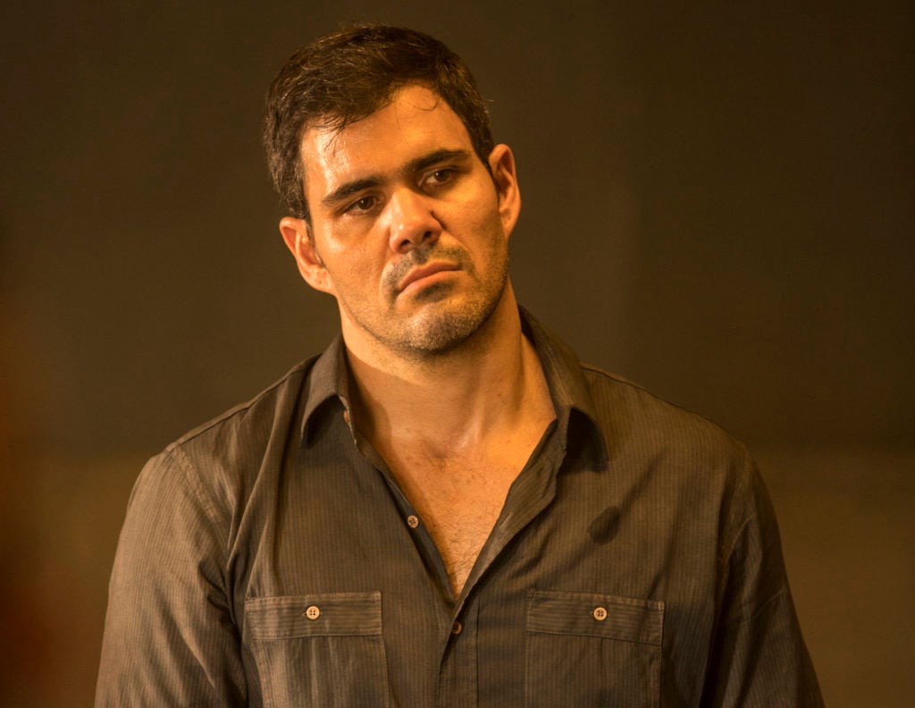Magno (Juliano Cazarré) em cena de Amor de Mãe 