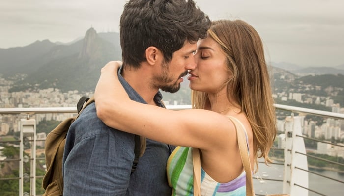 Marcos (Romulo Estrela) beija Paloma (Grazi Massafera) em Bom Sucesso (Foto: Globo/João Cotta)