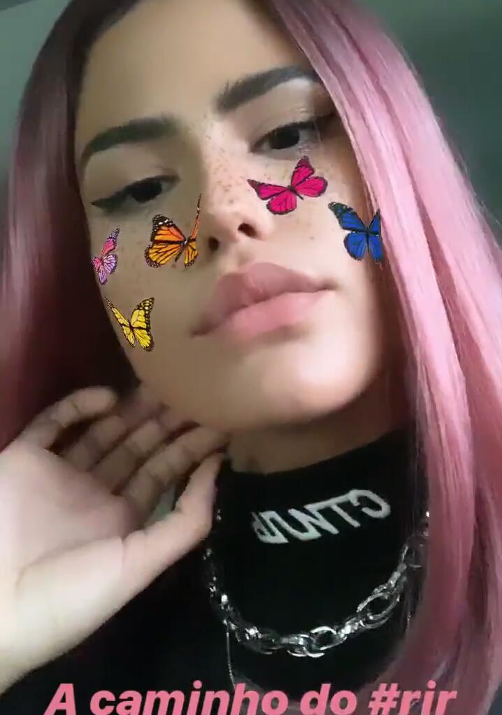 Antonia Morais surge com cabelos coloridos para curtir penúltimo dia do Rock in Rio e radicaliza em visual (Foto:Reprodução/Instagram)