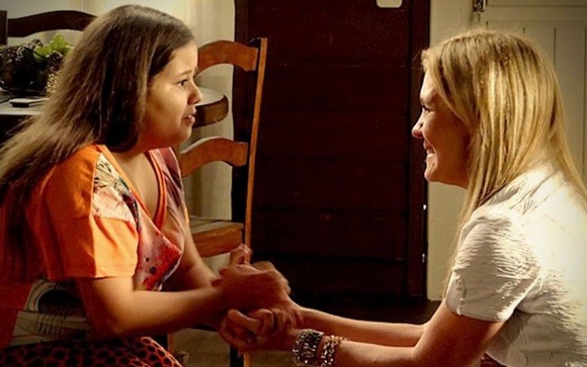 Karol Lannes e Adriana Esteves em cena de Avenida Brasil (Foto: Reprodução/ Globo)