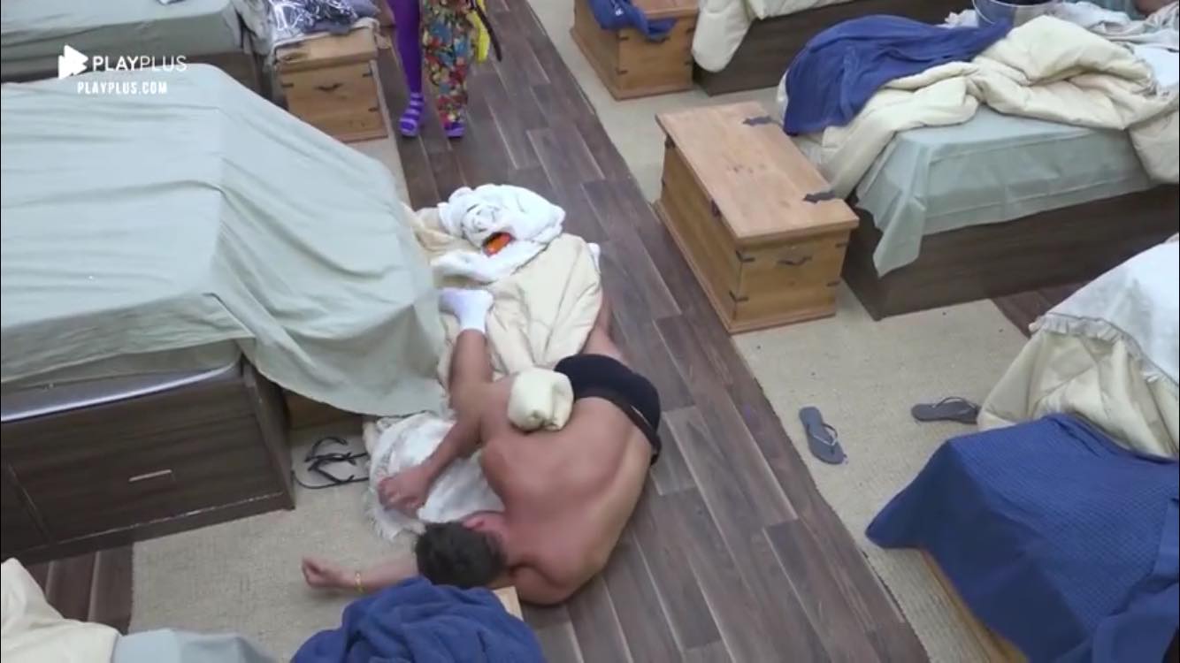 Lucas Viana se descontrola, cai no chão e se deita após beber demais dentro de A Fazenda (Reprodução: PlayPlus)