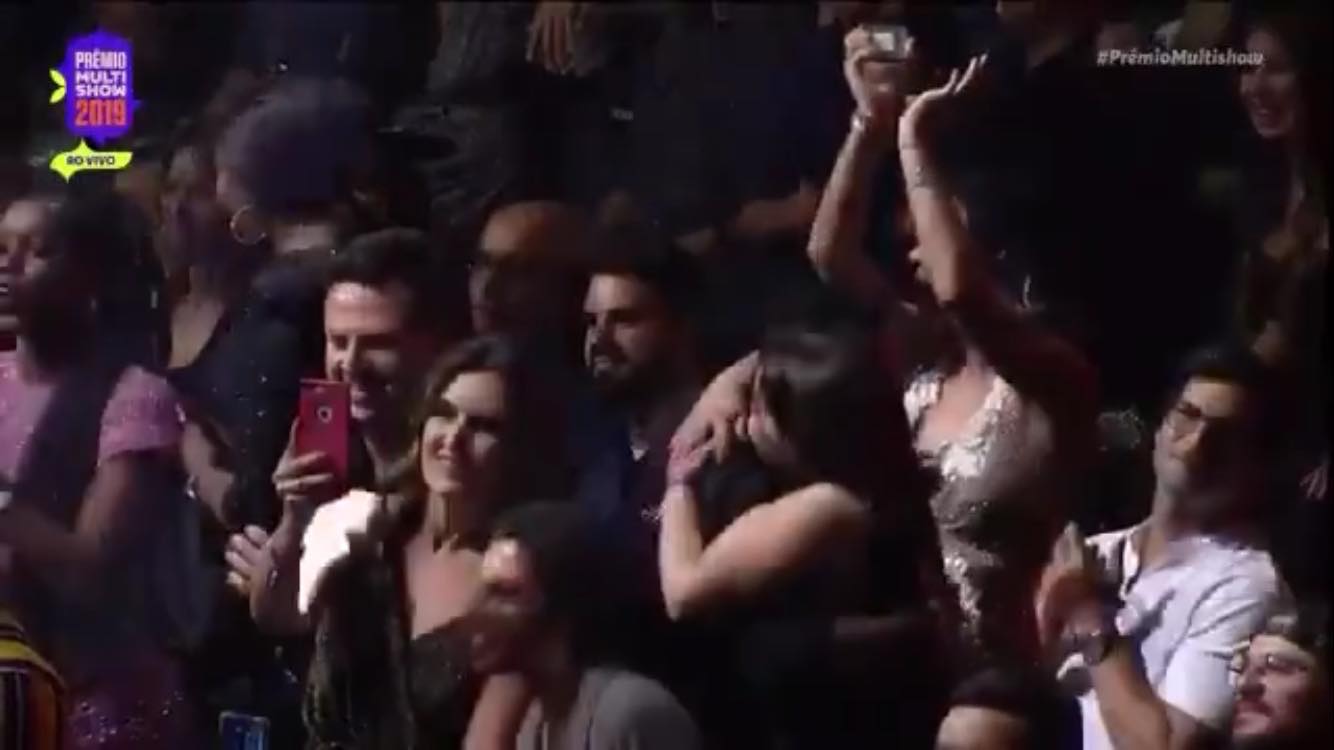 Fátima Bernardes filma Ludmilla recebendo premiação no Prêmio Multishow (Reprodução: Internet)