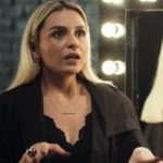 Kim (Monica Iozzi) será surpreendida com pedido de namoro de Téo (Rainer Cadete) em A Dona do Pedaço (Foto: Reprodução/Globo)