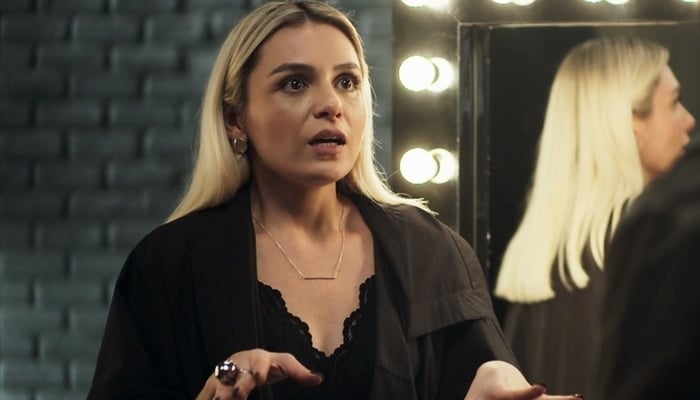 Kim (Monica Iozzi) será surpreendida com pedido de namoro de Téo (Rainer Cadete) em A Dona do Pedaço (Foto: Reprodução/Globo)