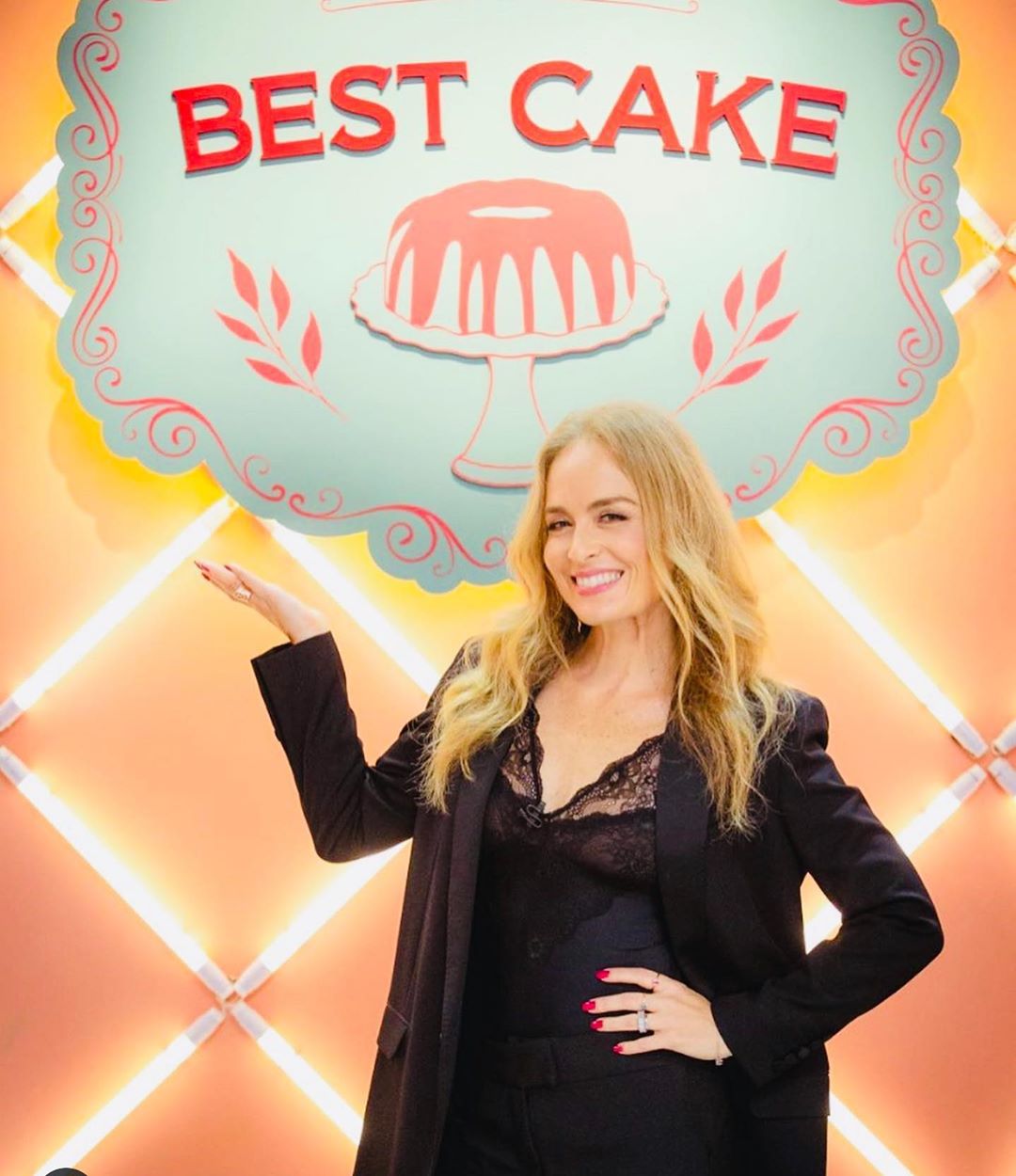 Angélica no reality show fictício Best Cake, de A Dona do Pedaço (Foto: Reprodução/Instagram)