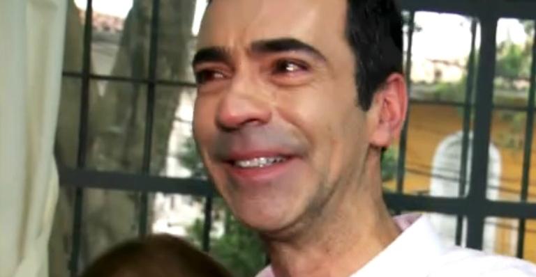 Jornalista César Tralli se emocionou ao encontrar uma antiga funcionária do colégio onde estudou em São Paulo (Imagem: Reprodução)