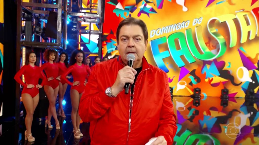 Faustão interrompe seu Domingão para fazer uma homenagem ao diretor da atração que faleceu na última semana aos 88 anos, Maurício Sherman (imagem: reprodução/ Globo)